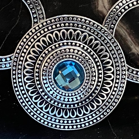 Gorgeous Silver and Blue Necklace. - Picture 2 of 3